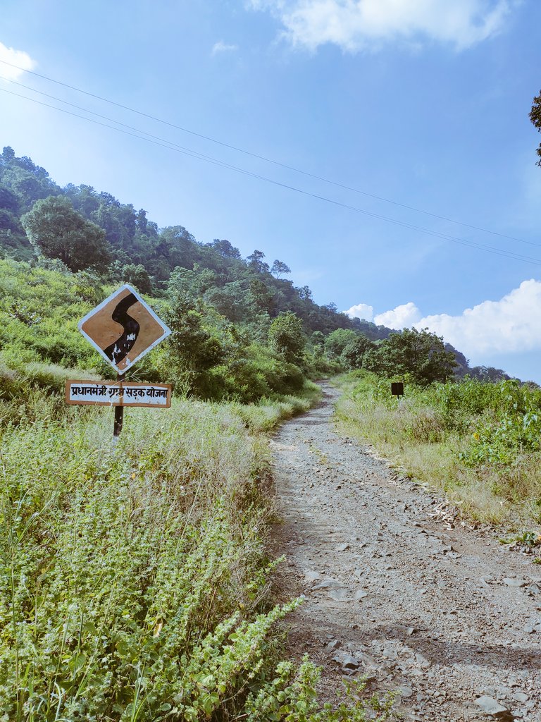 DEVENDRABAGHEL9's tweet photo. ये स्थिति है, प्रधानमंत्री ग्राम सड़क योजना का, इस रास्ते पर आगे बैगा आदिवासियों का बहुत सा गांव स्थित है, इस रोड से एक दो पहिया वाहन भी ठीक से नही जा पाता है। @ChhattisgarhCMO @PMOIndia @nitin_gadkari https://t.co/Xj6Kd5xTud