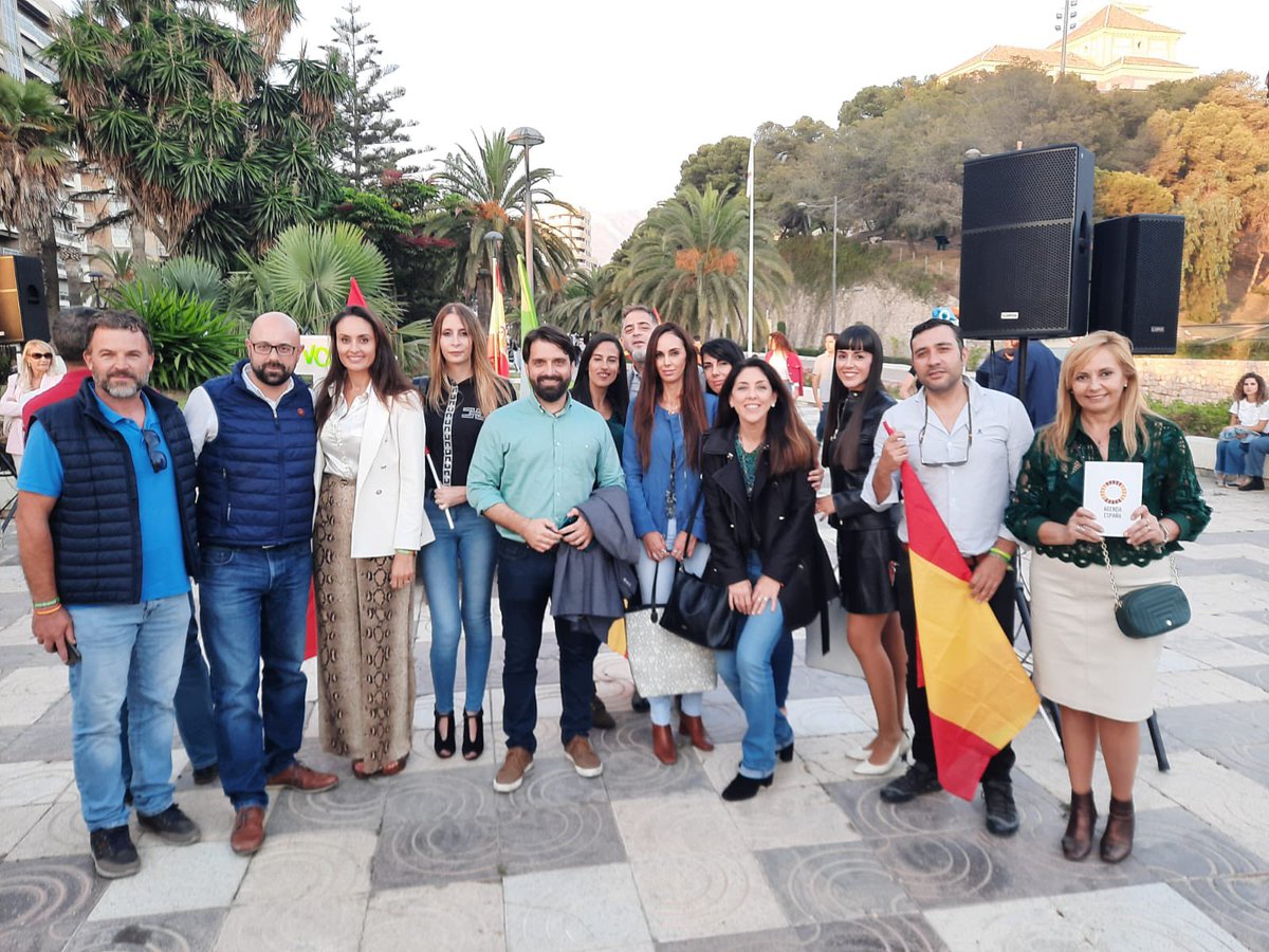 Vox_Almeria's tweet image. VOX Almería ha acudido al fabuloso acto de @Jorgebuxade en Motril. Volvemos a casa con las pilas recargadas para continuar trabajando. 💪🏼🇪🇸

¡Todo por España! ¡Solo queda VOX!