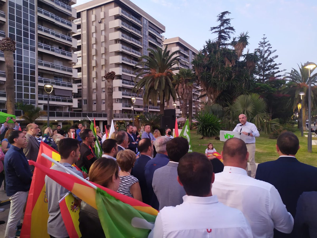 Vox_Almeria's tweet image. VOX Almería ha acudido al fabuloso acto de @Jorgebuxade en Motril. Volvemos a casa con las pilas recargadas para continuar trabajando. 💪🏼🇪🇸

¡Todo por España! ¡Solo queda VOX!