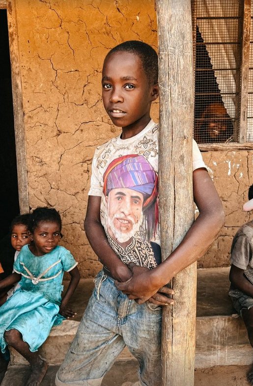 omanbiladi1's tweet photo. Wide spread Picture taken in Africa by Kuwaiti photographer shows young boy wearing tshirt with picture of late sultan #Qaboos may his soul rest peace . 

#الخميس_الونيس
#اللجنة_العليا 
#موسم_الرياض 
#موسم_الرياض2021 
#العربية_للعود 
#عُمان 
#قابوس_بن_سعيد 
#قابوس_في_قلوبنا https://t.co/9xYL5hIKor