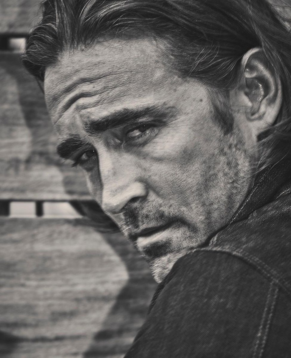 thelpfn's tweet photo. ”Who was your greatest mentor and what did they teach you?””If I’m going to single out a single person, I have to say my father. Throughout my whole life, he has always just been there, quietly guiding my thinking” 

Lee Pace answers 20 questions for @mrfeelgoodhq https://t.co/wq0HYu1rZH