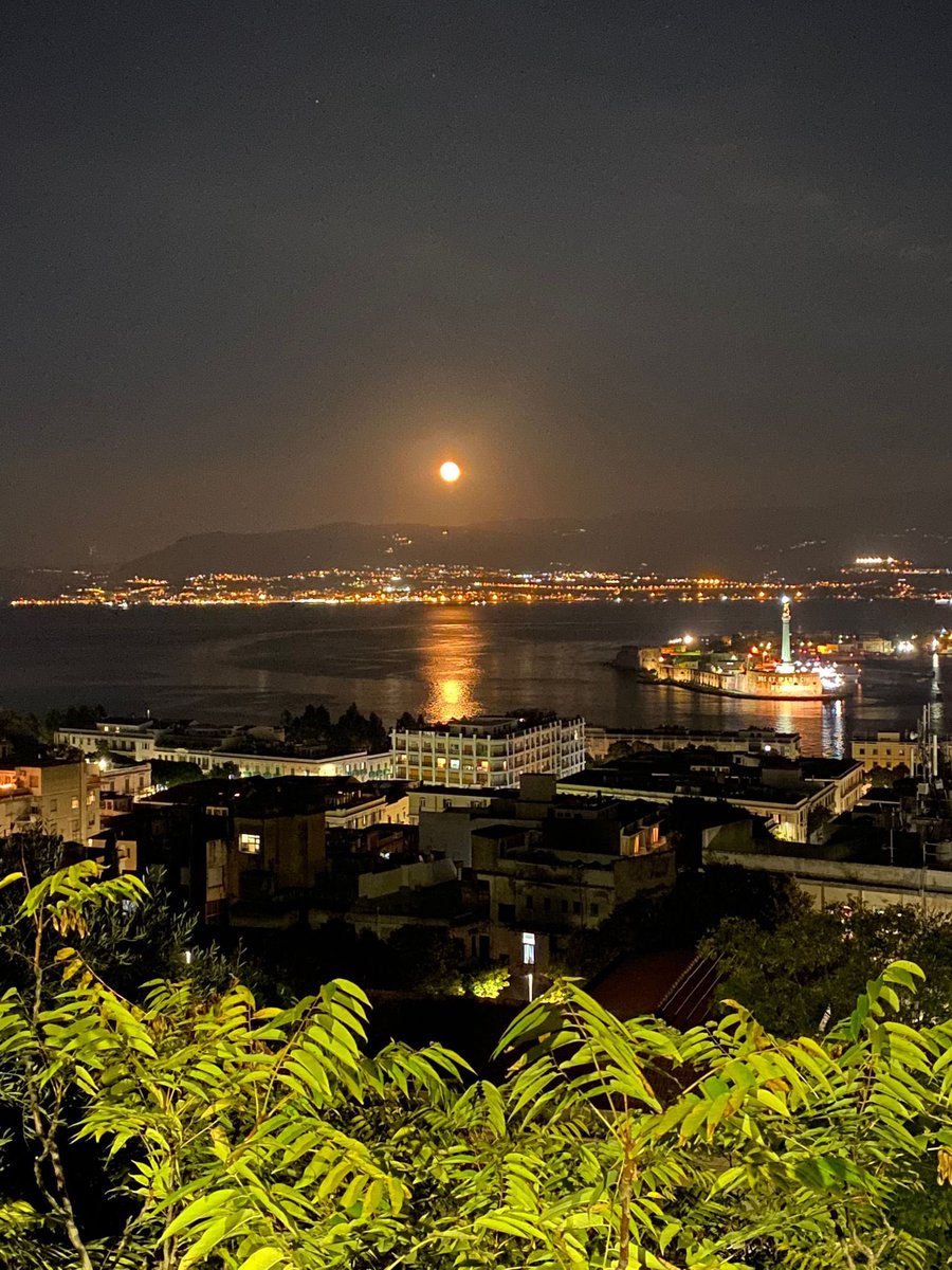 StefanoMagnisi's tweet photo. @Regione_Sicilia @SicilyVisit @SiciliaPreziosa #strettomessina sotto una splendida luna piena 🌕 https://t.co/ItGR4qk34W
