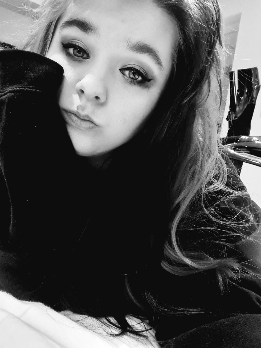 MoonFox_x's tweet photo. Bored with no one to play with. Who wants to send momma a tribute 

#Pleasers #Heels #Mistress #Kink #Bored #Model https://t.co/WSl4qBCjEy