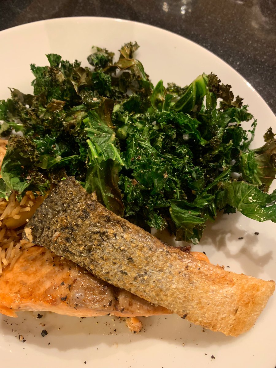 bes502's tweet photo. I could honestly eat a whole bucket full of delicious crispy kale! Super loaded with healthy nutrients. Don’t you just love a leafy green? #VitK #VitC with the added benefit of crispy salmon skin.. #Omega3 @ShrillaB https://t.co/Wqxr3bzRLn