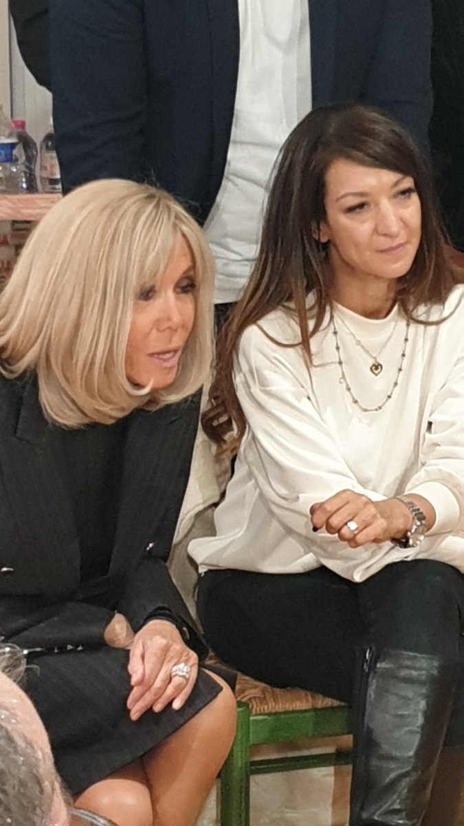 bruno_benjam1's tweet photo. Ce soir à l'initiative de #sabrinaroubacheagresti #BrigitteMacron s'est rendue dans les quartiers nord de #marseille dans la cité le #castellas quartier #saintjoseph.
Salina Latrèche-Gasmi et Claude Farid ont été les maîtres de cérémonie.
#NobleArtBoxing15
#meresenfantspaca https://t.co/ncjVSbkKDm