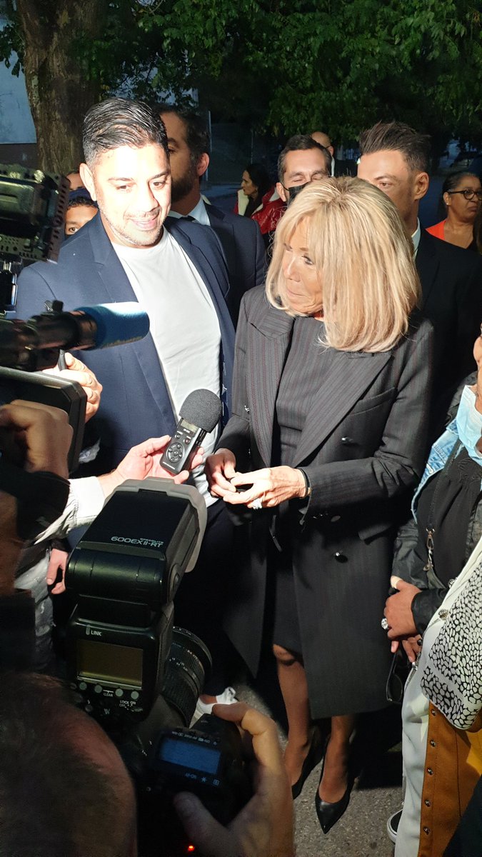 bruno_benjam1's tweet photo. Ce soir à l'initiative de #sabrinaroubacheagresti #BrigitteMacron s'est rendue dans les quartiers nord de #marseille dans la cité le #castellas quartier #saintjoseph.
Salina Latrèche-Gasmi et Claude Farid ont été les maîtres de cérémonie.
#NobleArtBoxing15
#meresenfantspaca https://t.co/ncjVSbkKDm