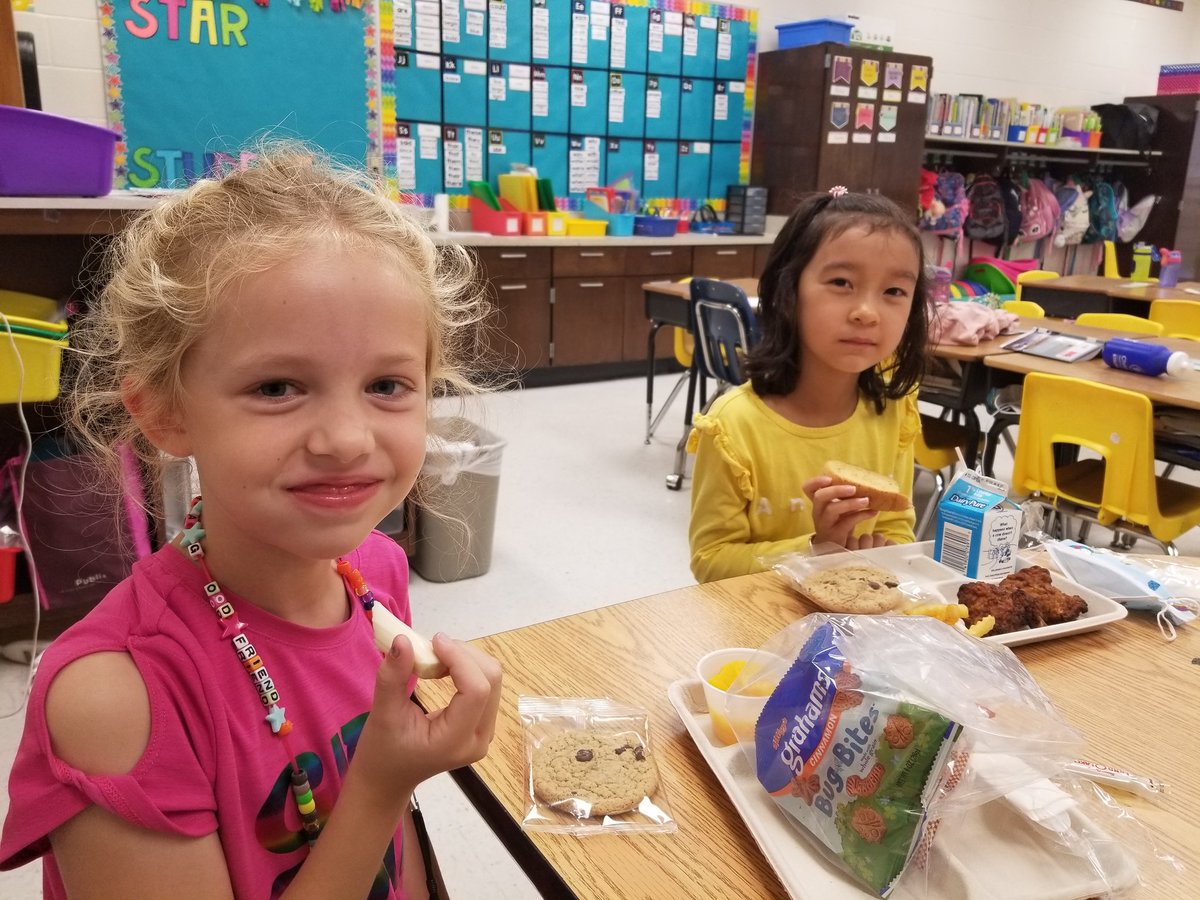 MsDMyers's tweet photo. I got to enjoy lunch with these sweet friends today. They cashed in their PBIS reward points and had lunch in the classroom with me. @DolvinES #DolvINcredible https://t.co/eZTDtUCg99