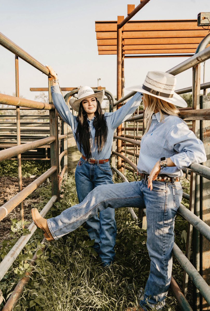 highpinesmedia's tweet photo. Happy freakin Birthday Azulado Boots! 🤠 https://t.co/ILuEB6Bt74