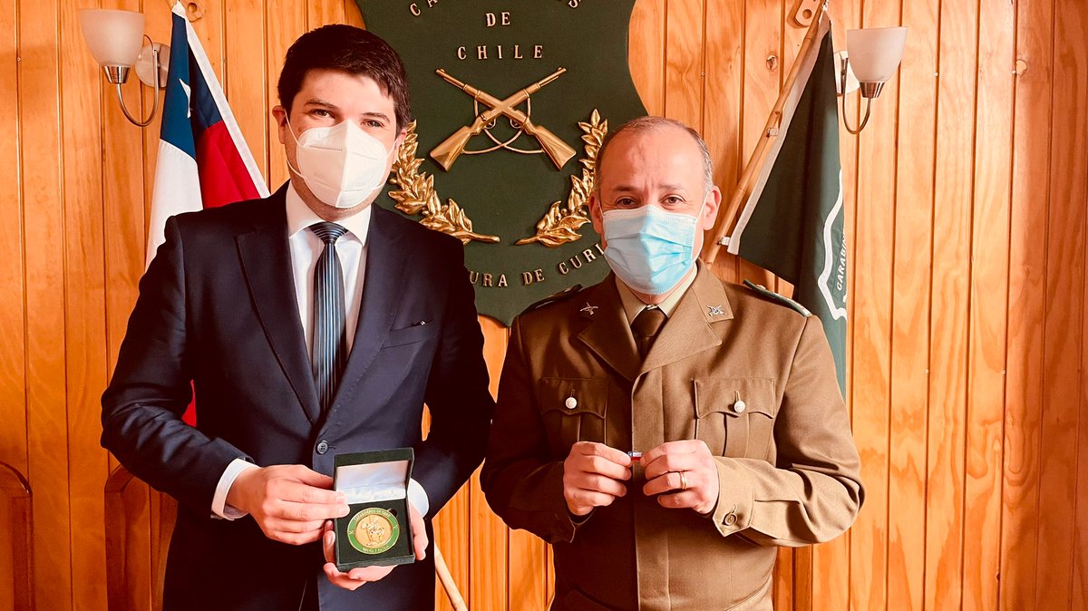 #Curicó: Hoy, <a href="/rgonzalezolave/">Roberto González Olave</a> entregó un reconocimiento al Prefecto de #Carabineros, Coronel Oscar Muñoz Vásquez por el trabajo mancomunado realizado durante su periodo por la provincia y en beneficio  de la comunidad. #CarabinerosDeTodos