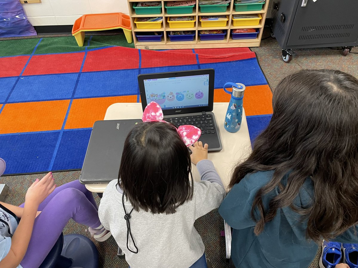 shallD47's tweet photo. We did a little tech buddies today learning how to click and drag on chrome books. The kindys didn’t give up and the 5th graders were so encouraging and great teachers! #buddies https://t.co/6nQQJ4WxYT