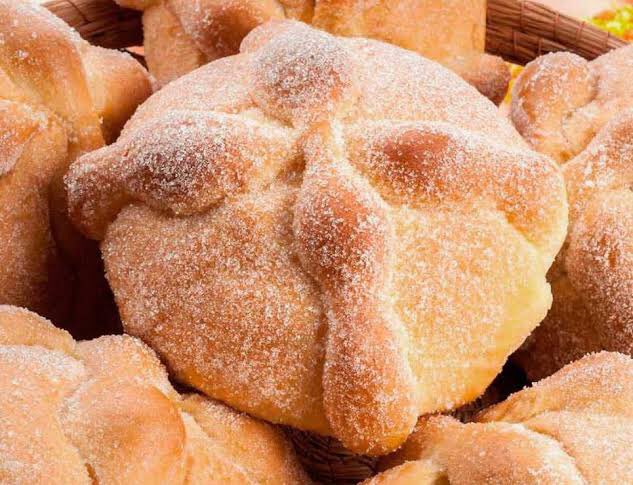 Cuauhtemoc_1521's tweet photo. #Sabíasque en la actualidad los nahuas llaman al pan de muerto panchihchiual? Esto referente a la forma que tiene semejante a la de un seno, lo que se dice chichihuali. Este pan, los huesos y el cráneo que lo decoran no tienen relación con el mundo mesoamericano, ni los mexicas https://t.co/ocTAIHLoxC