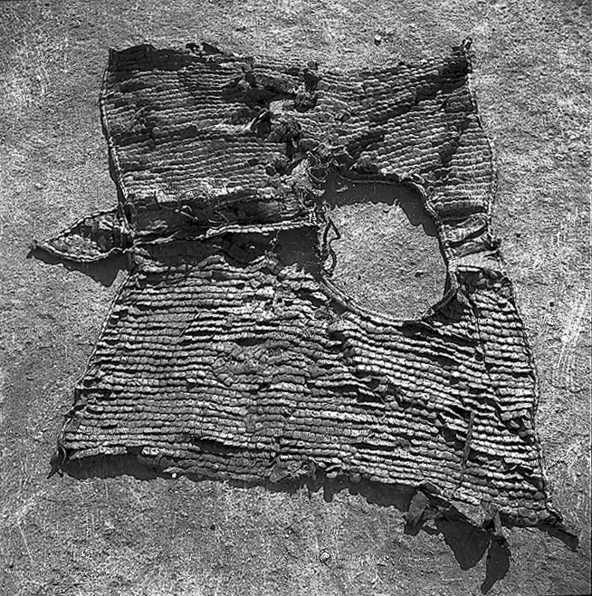 DrJEBall's tweet photo. An amazingly-complete piece of #Roman scale horse-armour, excavated at Dura-Europos (Syria) in 1933/34. After being found, it was put on a modern horse to see how it looked - holding up pretty well, given that it is over 1750 years old! (📷Yale Uni) https://t.co/jjC9PG7EZz