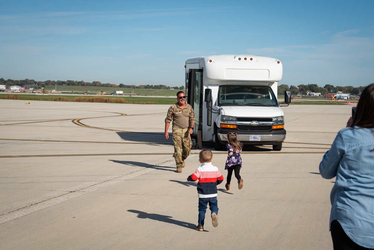 US_TRANSCOM's tweet photo. Look at those smiles! 

Airmen with the 128th Air Refueling Wing recently returned from a deployment and reunited with their loved ones. #TogetherWeDeliver https://t.co/erl3nrmAZm