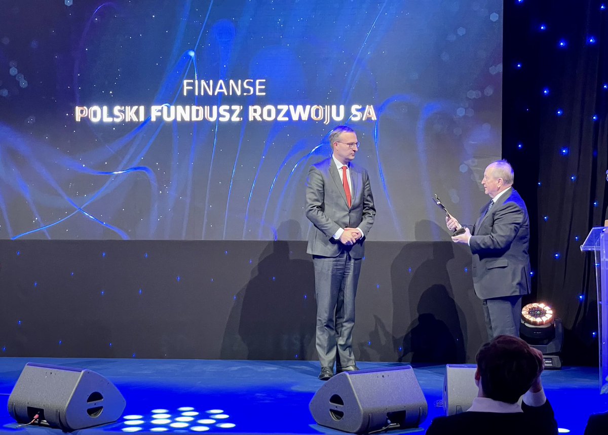 PFR_pl's tweet photo. Prezes @PawelBorys_ odebrał nagrodę Złoty Laur Super Biznesu 2021 @SuperbizPL w kategorii FINANSE dla #PFR za realizację programu Tarcza Finansowa. 🏆Dziękujemy! https://t.co/krG7ZBMYa7