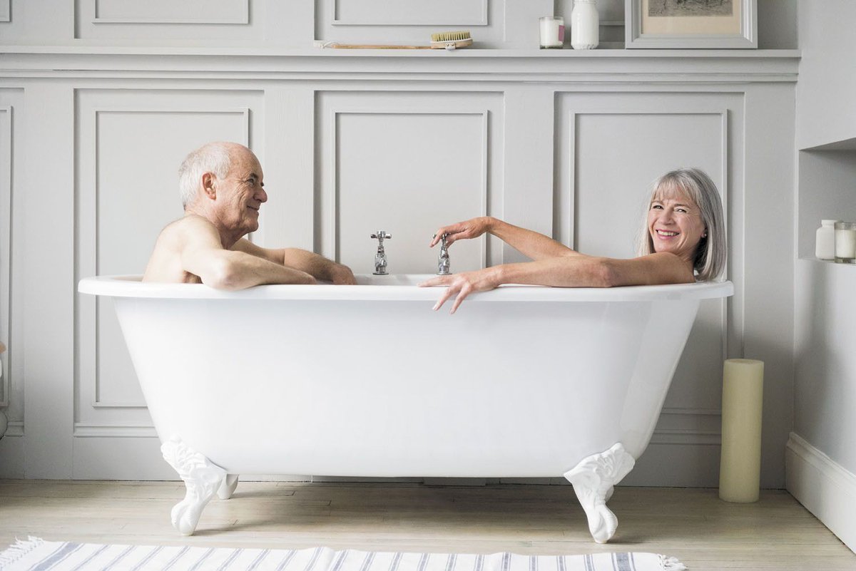 HarvardHealth's tweet photo. Compared with people who didn't take a tub bath more than twice a week, people who took a daily warm or hot bath had a 28% lower risk of cardiovascular disease and a 26% lower risk of #stroke: https://t.co/GlNMwnWmV9 #HarvardHealth https://t.co/8BLFvLsZcY