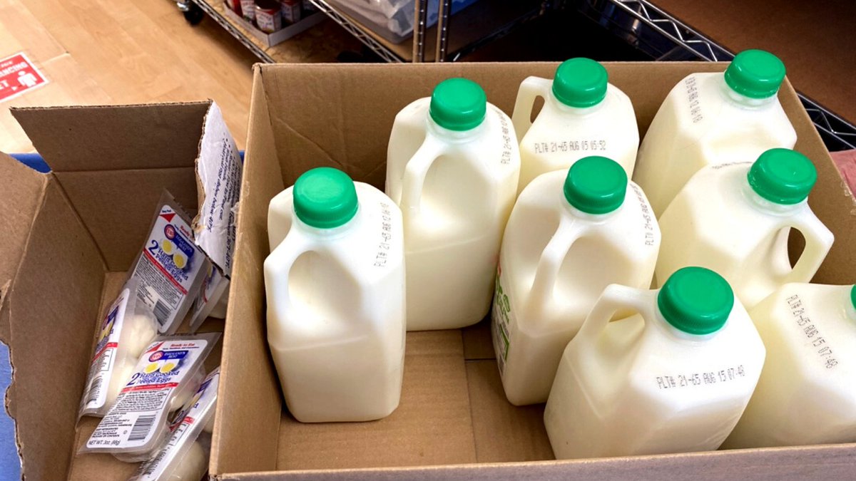 lastmilefood's tweet photo. Last Mile Food Rescue picks up from 70 local UDF stores! In addition to milk, we pick up sandwiches and other grab-and-go items. Both are extremely helpful for food pantries and soup kitchens. #gotmilk #milkfacts #savethemilk https://t.co/yfDkAj1yFM