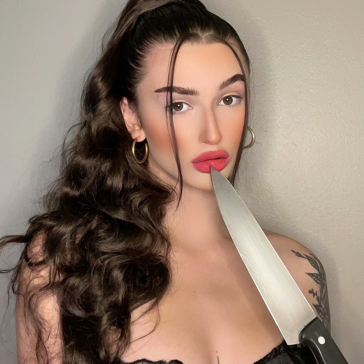 SQIDIY's tweet photo. felt hot with my big fucking knife🔪 happy spooky season psych-ward https://t.co/z9mJGDU4cj