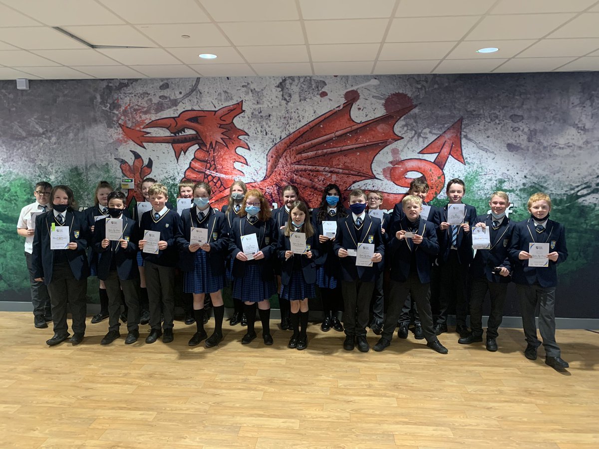 GlanClwyd8's tweet photo. 👋👋👋Croeso i drydar newydd Blwyddyn 7 @YsgolGlanClwyd Braf oedd gwobrwyo’r disgyblion ar ddiwedd tymor! Llongyfarchiadau ichi gyd a mwynhewch yr hanner tymor! Dilynwch ni ➡️➡️➡️ @GlanClwyd7 https://t.co/Sr0miMcHuX