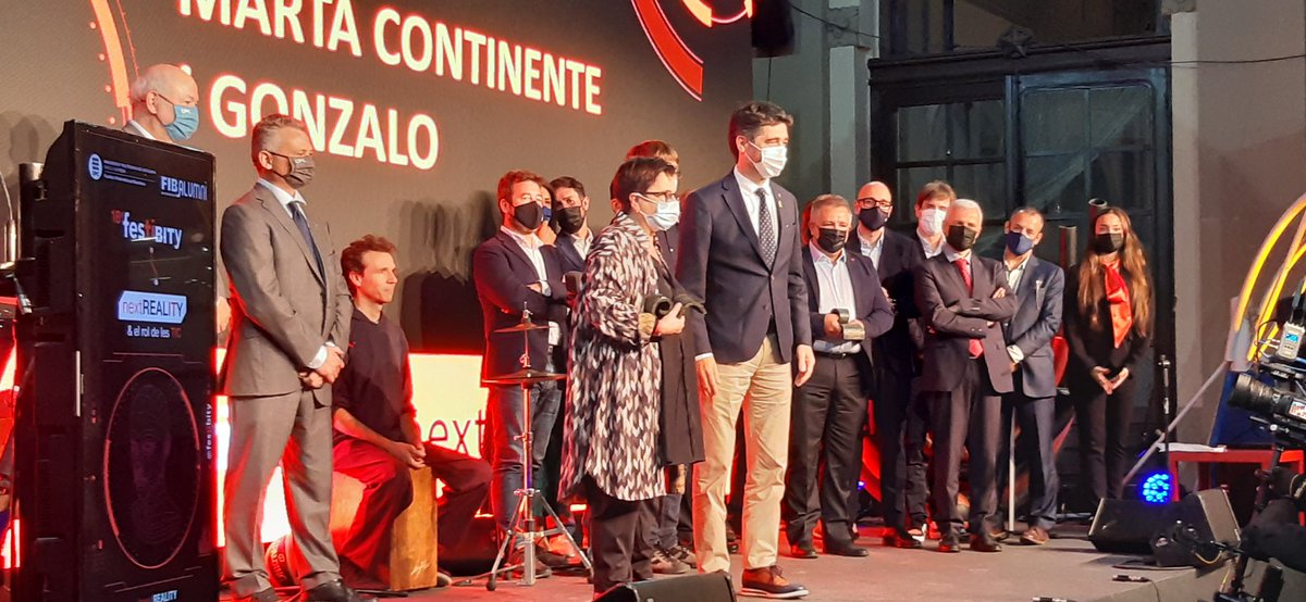 FIBAlumni's tweet photo. I per acabar la menció honorífica que enguany és per la  Marta Continente @mcontinente, gerent d'innovació i transició general a @bcn_ajuntament. Fa entrega el Sr. Jordi Puigneró @jordiPuignero, vicepresident i conseller de politiques digitals i territori @tic https://t.co/NbumEp7mOH