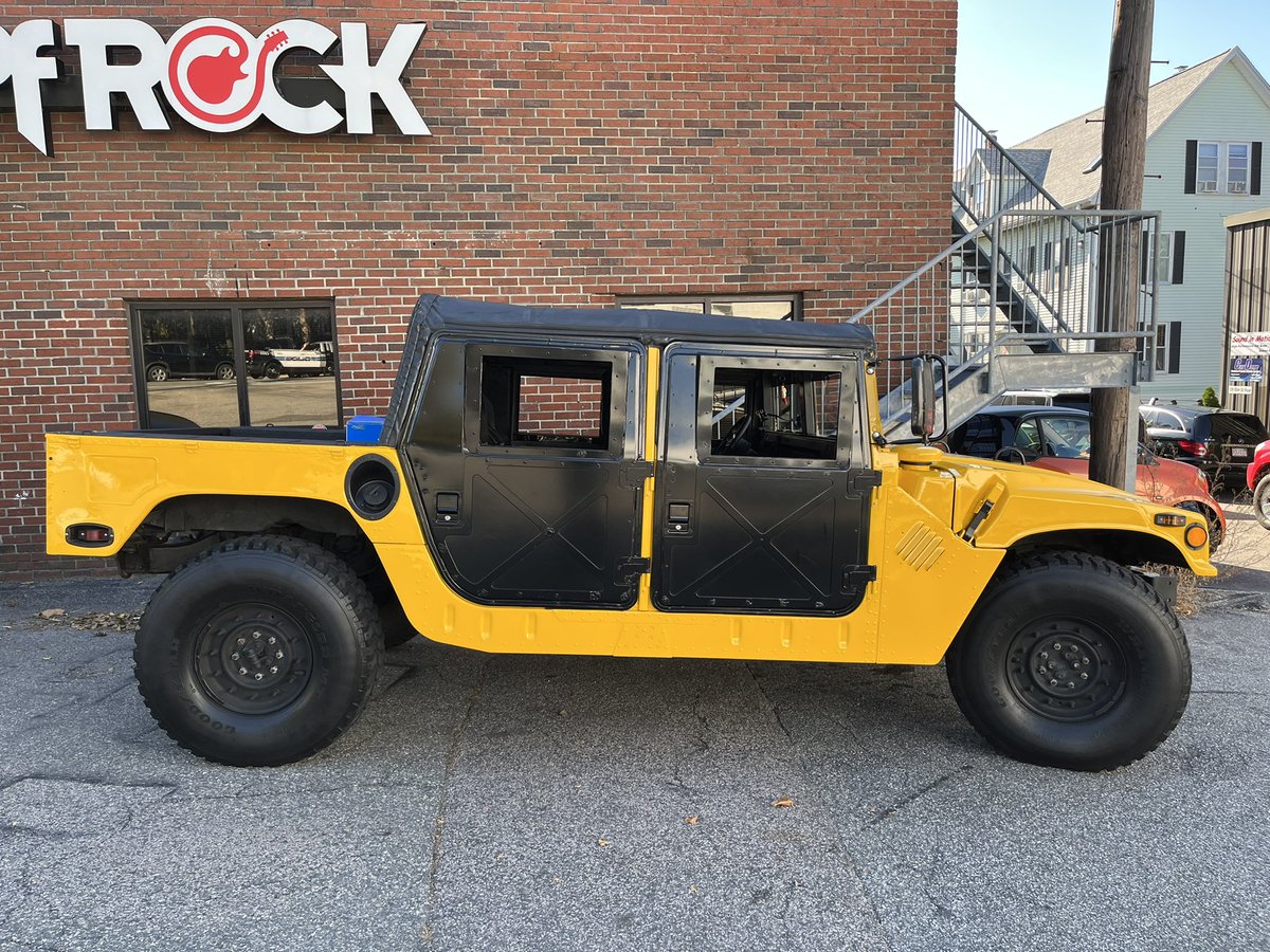 unczach22's tweet photo. It’s a Humvee, not a Hummer H1

Yes, it’s bullet proof

Yes, it has a custom sound system https://t.co/2lWm7lbmem