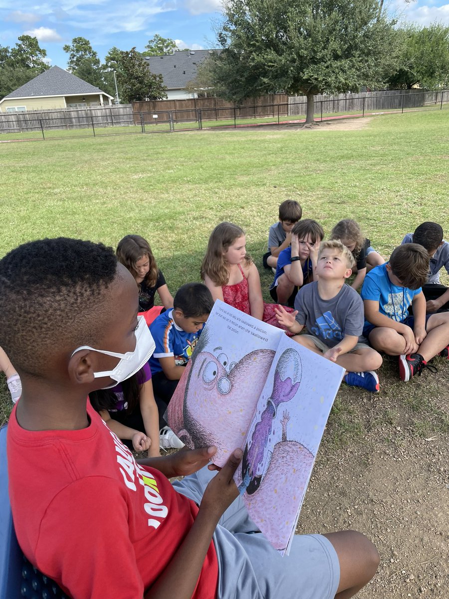 MrsMayerCPES's tweet photo. It’s my absolute FAVORITE when old students choose to come read to my class. Makes my teacher heart happy! #MrsMayersCrew @TISDCPES https://t.co/cvJs7fEK81