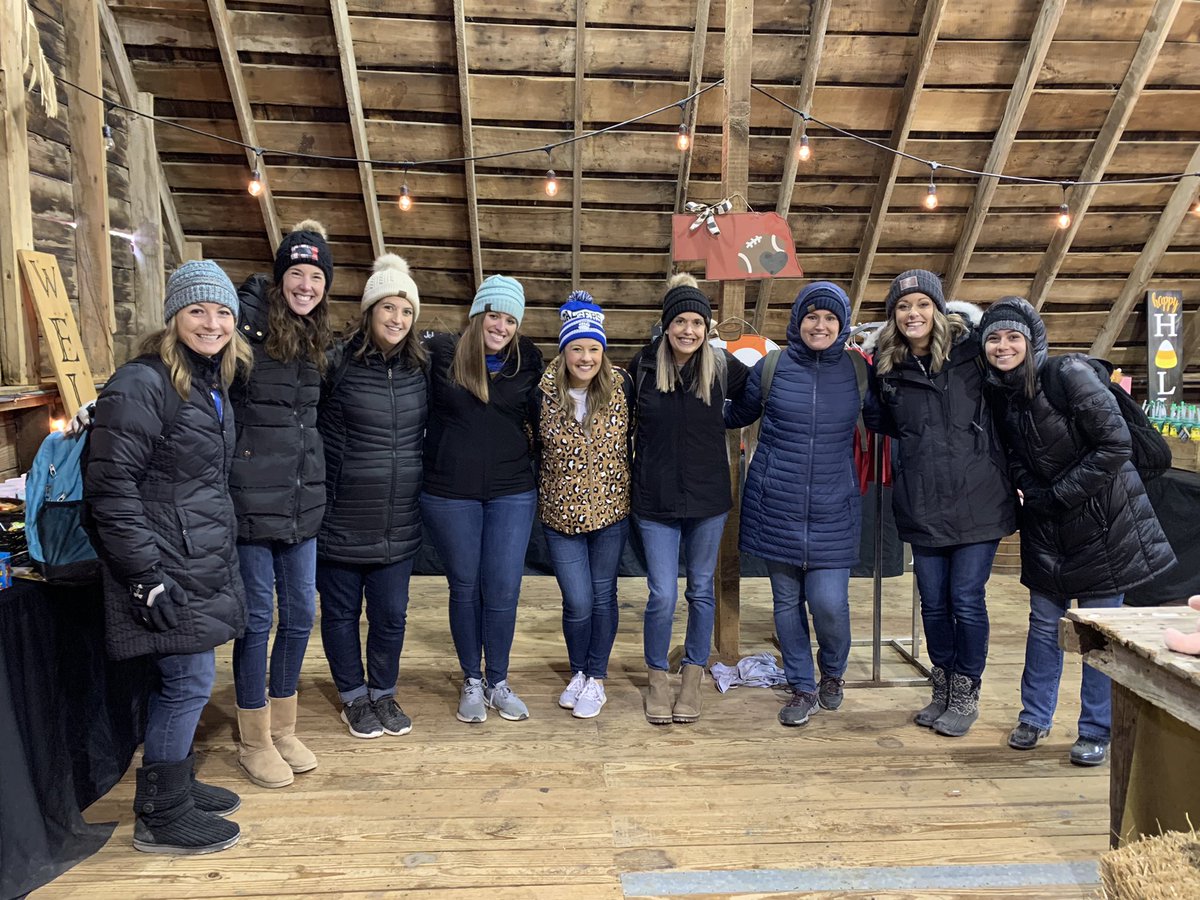 Our lucky day! First grade from <a href="/Anchor_Pointe/">Anchor Pointe Elementary</a> and <a href="/benningtonelem/">Bennington Elem.</a> both went to #skinnybones today!! 🎃 185 total first grade badgers and 9 teachers💙