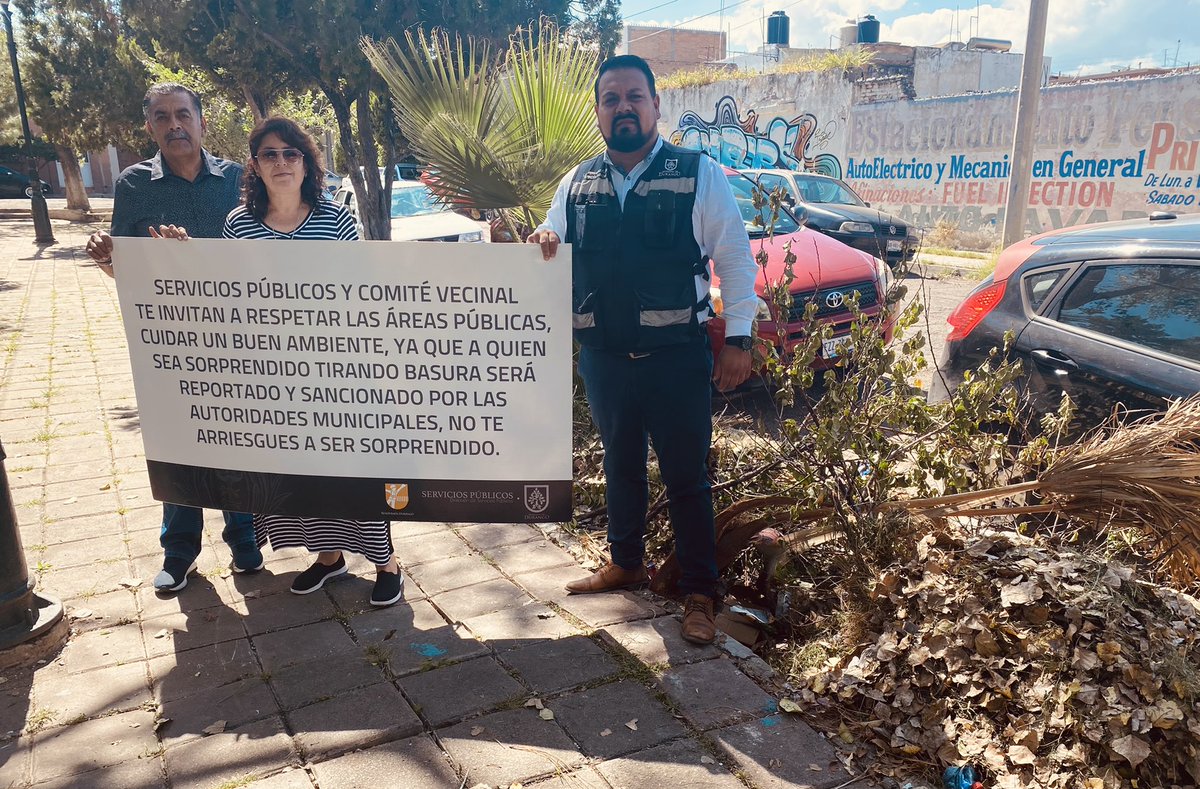 FerFloresRobles's tweet photo. Servicios Publicos y #ComiteVecinal #JuntoS buscamos estrategias para vigilar e inhibir tiraderos de basura como en el Jardín Juárez. https://t.co/3QSxa5jxIi