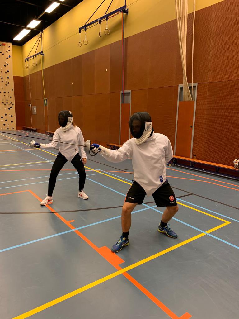 Vandaag mocht Sanne samen met <a href="/StSteenbakkers/">Stijn Steenbakkers</a> langs bij En Garde Schermen! 🤺 Wat een vermoeiende, technische en bijzonder leuke sport. Wil je zelf een keertje meedoen? wew.engardeschermen.nl