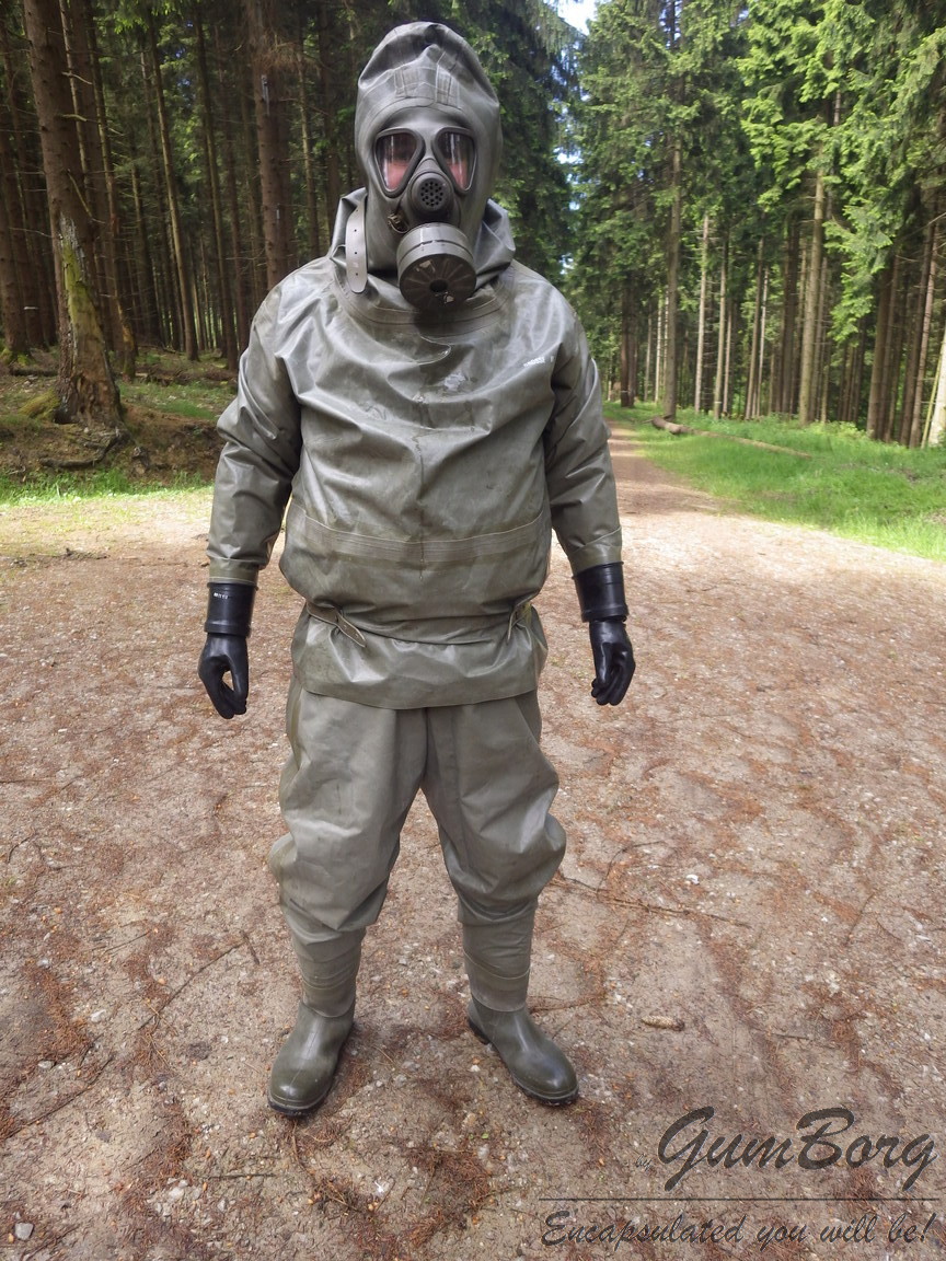 1st Post: 
As usual, me outdoors in one of my favorite outfits ... the german army hazmat suit called "zodiac"
