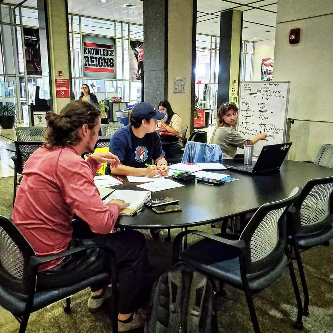 TexasTechLib's tweet photo. Studying is better with friends, and also our whiteboards. #GoLibrary #YOURLibrary #GoCreateYourWorld https://t.co/dtgBGQLbfL