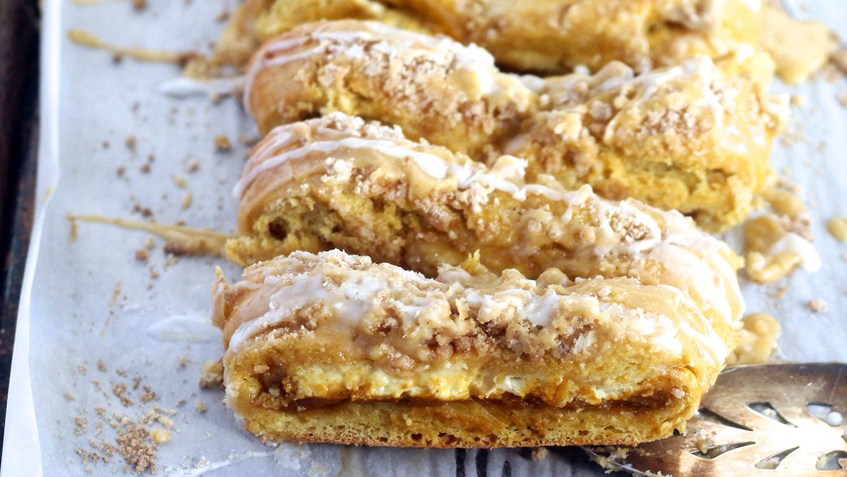 RedStarYeast's tweet photo. Get RECIPE: https://t.co/b23Bd6XTV6

#NationalPumpkinCheesecakeDay can’t be complete without a Pumpkin Cheesecake Braid recipe. This sweet yeasted pumpkin dough is layered with pumpkin and cheesecake filling making it a festive Fall treat! 😍 🎃
#pumpkin #braidedbread #cheesecake https://t.co/X5Jxrbd7I8
