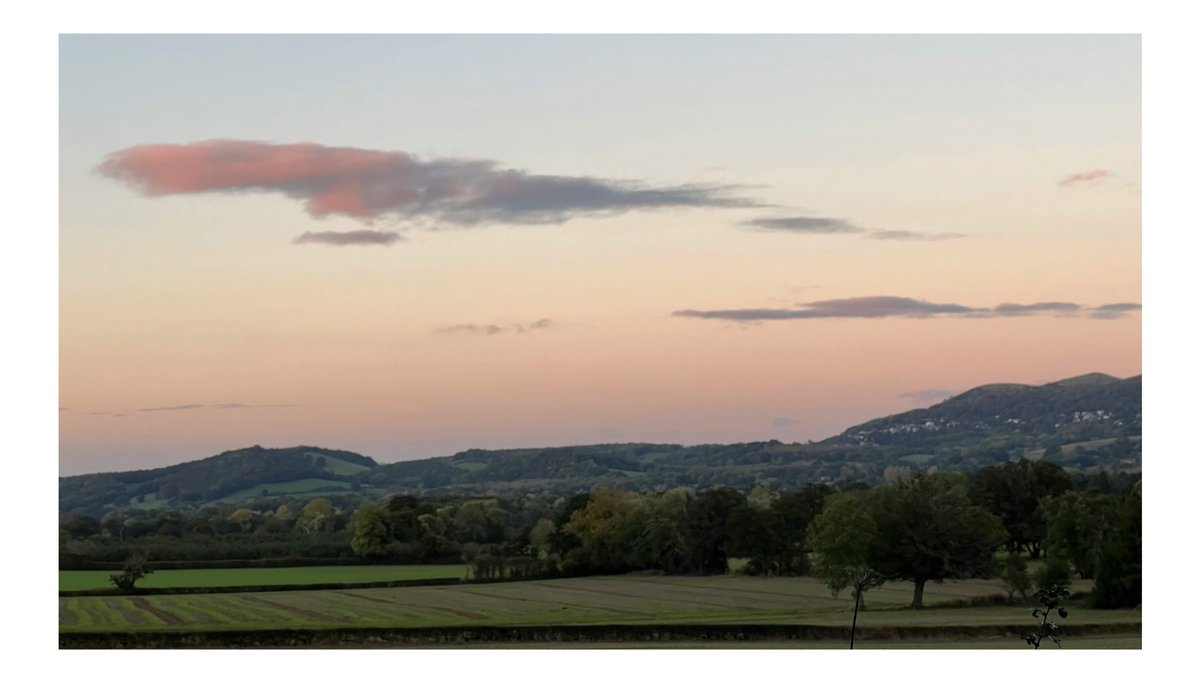 StumpStone's tweet image. Beautiful sky tonight #MalvernHillsHour #landscapephotography