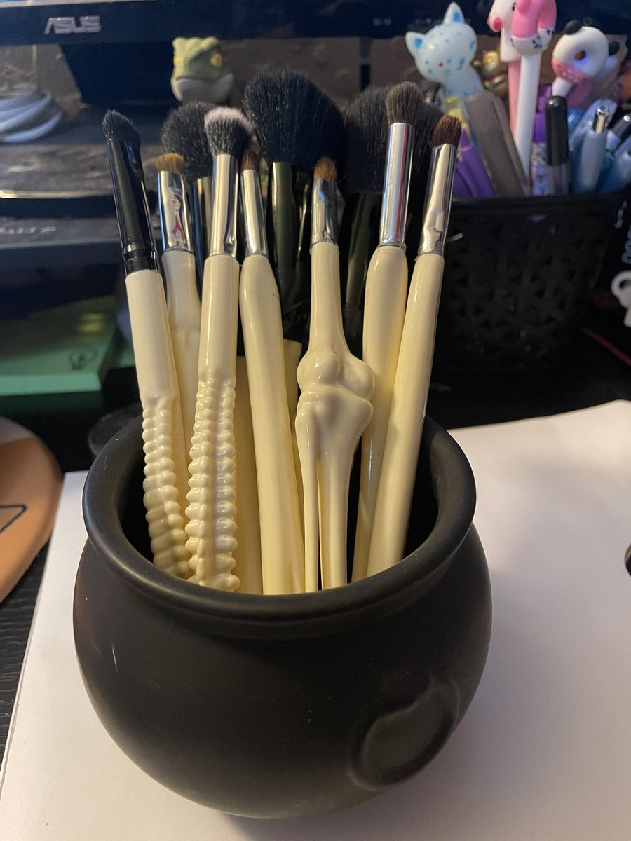 fuzzyamberbrain's tweet photo. Sometimes, when you need to be extra and have in-character makeup brushes for your necromancer larp character, you can’t find what you want… so you make it yourself! I’m really proud of these. #larpcrafting #gothcrafts #bonebrushes #gothmakeupbrushes https://t.co/0dQZr0QVTF