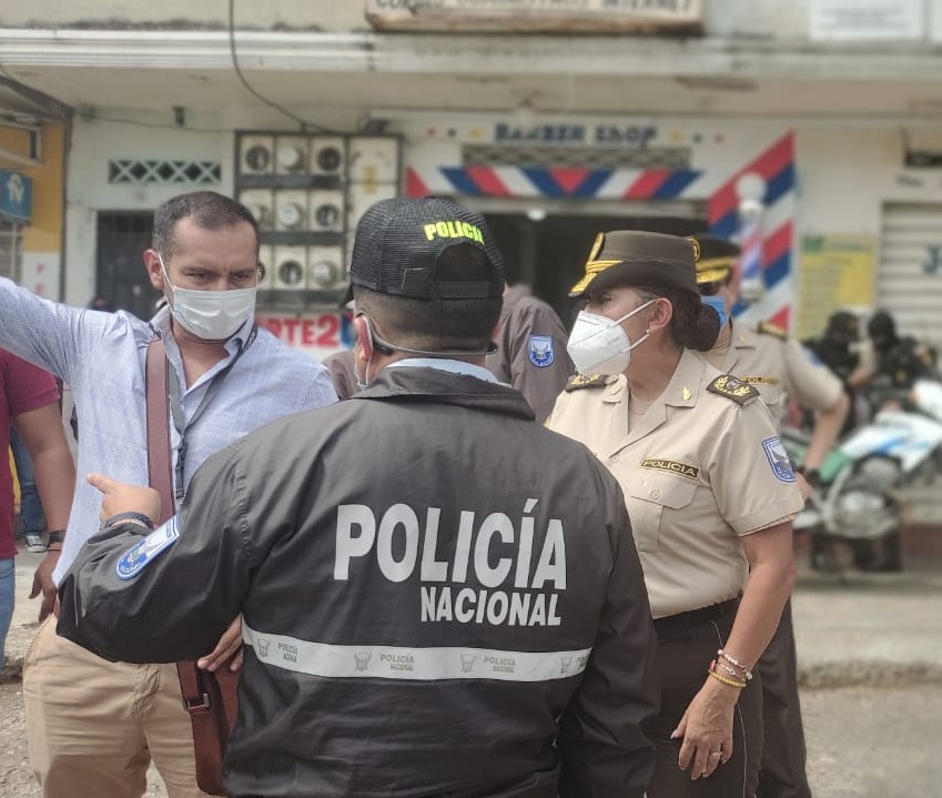 PoliciaEcuador's tweet photo. URGENTE🚨

Unidades de @PoliciaEcuador, tras alerta de un robo en el Guasmo de #GYE, inicia persecución donde se produce un enfrentamiento armado

✔️Existen detenidos 

Noticia en desarrollo.. https://t.co/M2MIPW8M3L