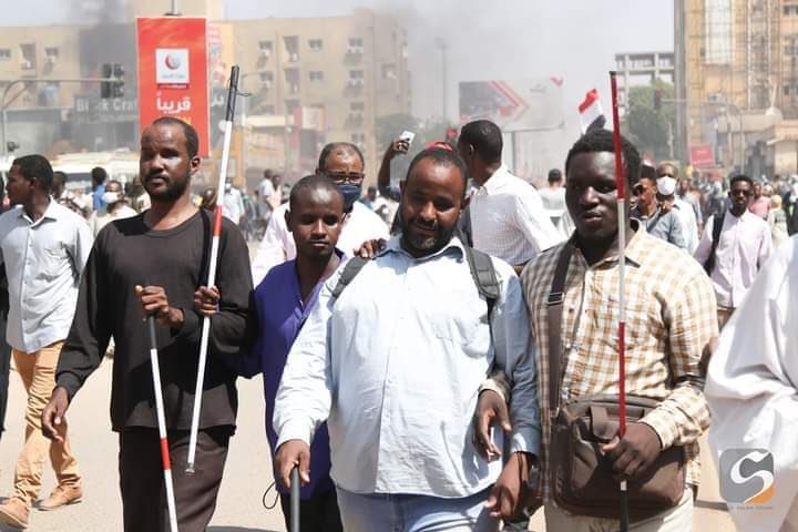 و تستمر الثورة في مدها الذي لا يخبو، و تتكرر الأيام الخالدة و بزخم أكبر و معانٍ أسمى، تعبر عن اختلاف هذه الثورة المجيدة عن جميع الثورات، ببسالة شبابها وشاباتها ، و تمسكهم بمطالبهم، و طول صبرهم و بعد نظرهم.
تأتي هذه المواكب و السودان يمر بفترة حرجة على المستوى السياسي و الأمني