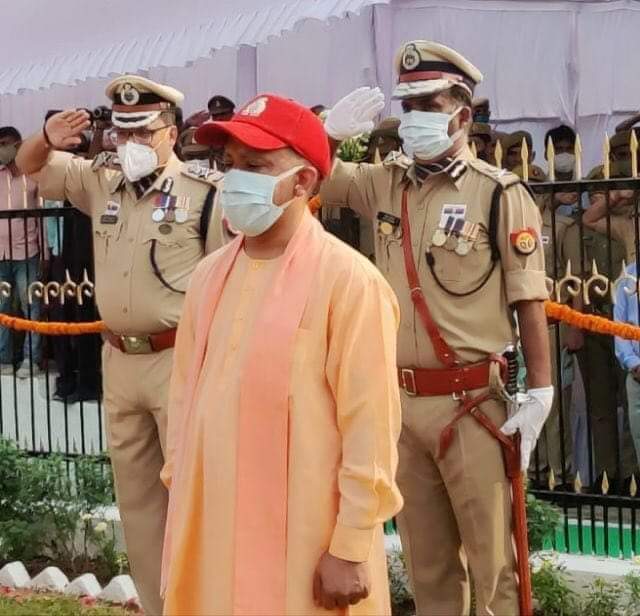 vivekkumar84's tweet photo. भारत की पहचान ?
मुकदमों से ���ुड़े व्यक्ति को आईपीएस सैलूट करते हुए उसकी आड़ में ध्वज को या शहीदों को शायद ?
ये पढ़े लिखे जिम्मेदार क्यों नही इसी धाराओं में जेल में निरुद्ध लोगों को भी सलामी देते ? https://t.co/6t5WeaPj7D