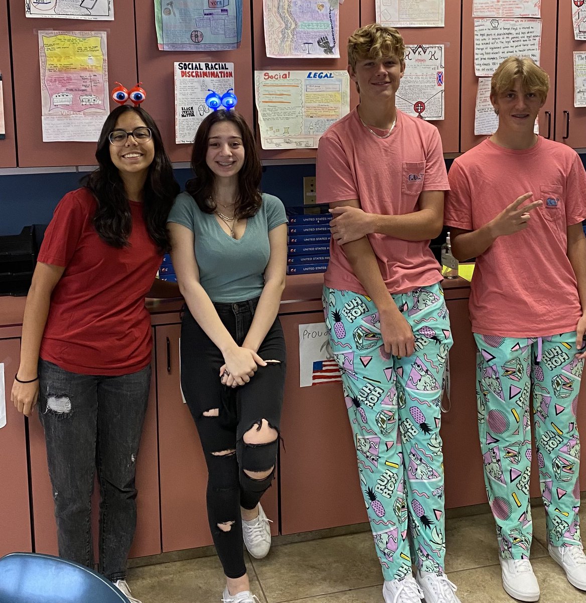 rieswhite's tweet photo. Thursday Twin Day!!!
#Homecoming2021 #SRHSspirit#classof2023
@SRHS_SHARKS @KevinKulp9 @SR_MrVB https://t.co/UTjCThwshs
