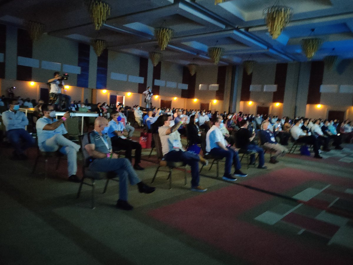 Un agradable momento vivieron los asistentes en la presentación del show "Los precios de los metales según Ponchito". 

#CIM2021  #ConvencionMinera2021