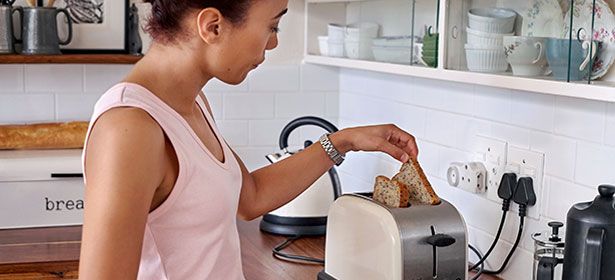 Two slice? Four slice? Long slot? Here's some handy guidance on choosing the right #toaster. 🍞 buff.ly/3aN390Q