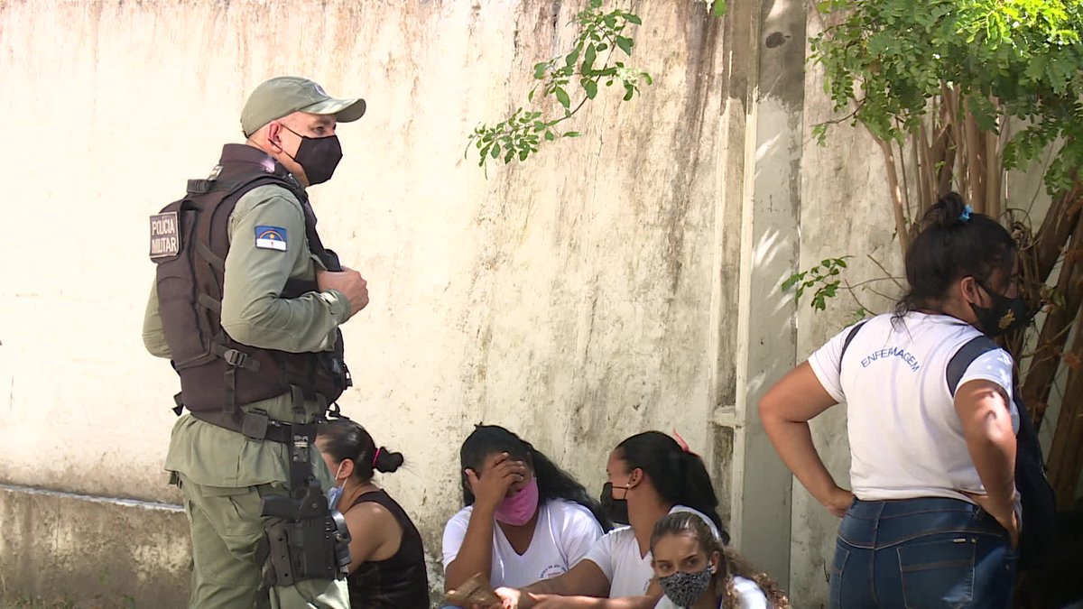 g1pernambuco's tweet photo. Assaltante faz 37 reféns em escola de enfermagem no Recife, tenta atirar em aluna e é preso em flagrante => https://t.co/9YYNriLYi4 #g1 https://t.co/ZnaCCagtoQ