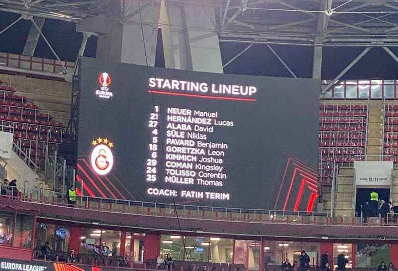 ajansspor's tweet photo. 💥 Lokomotiv Moskova - Galatasaray maçında ekranda sarı-kırmızılıların kadrosu yerine Bayern Münih'in 11'i yazıldı. 

🤔 Lewandowski yedek. https://t.co/RYVeeNjJtM