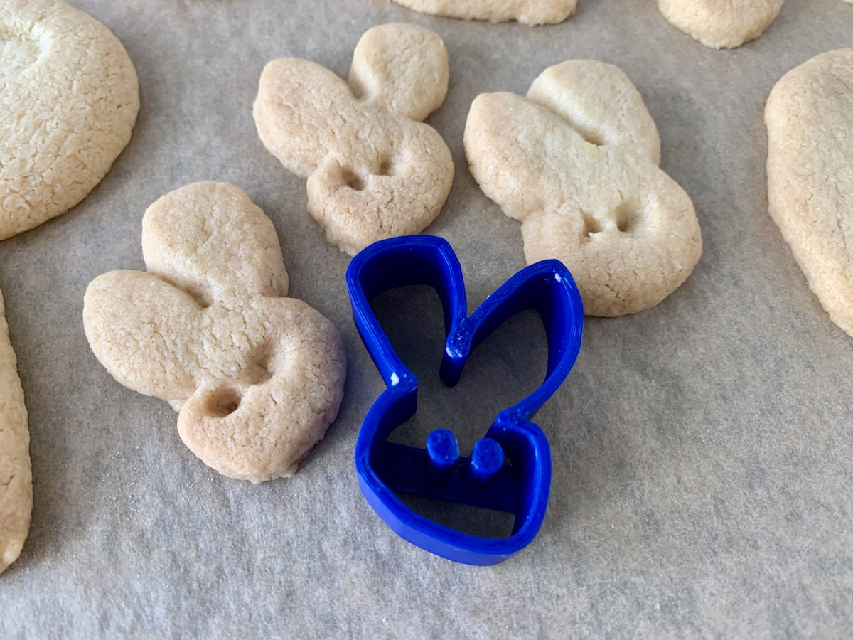 philipp_henkel's tweet photo. Full focus on 3D in our #MeetAndCode2021 workshops. Time was flying while the kids designed name tags, dices, houses, and a fantastic collection of cookie cutters. My printer was busy for days to catch up with all the creativity.
Kudos to @MeetAndCode and @tinkercad
#MeetAndCode https://t.co/DR6Iojs1XZ