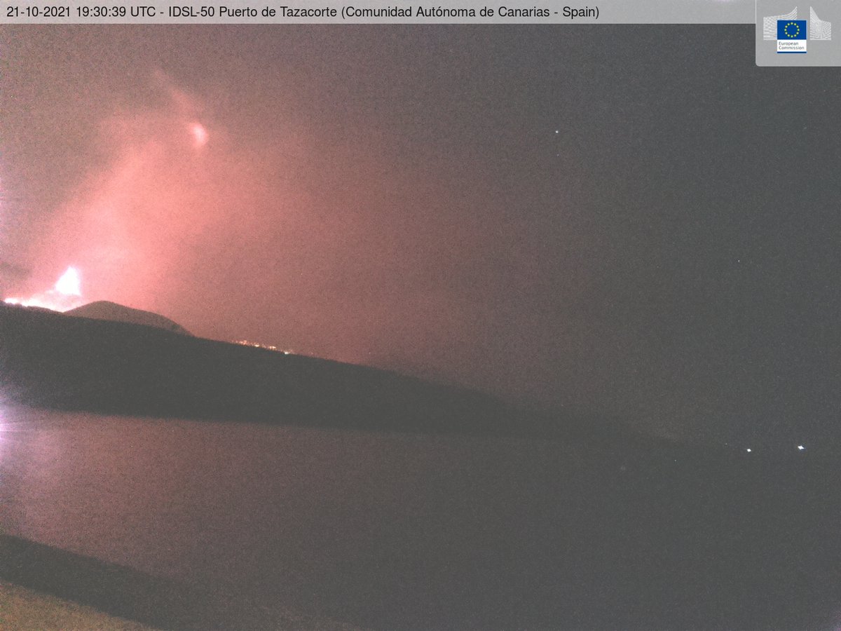 annunal's tweet photo. @EU_ScienceHub @IGNSpain @dsn @involcan @eu_echo @PresiCan @proteccioncivil From this image it is possible to see where the lava is and where most probably will fall into the sea @Lapalma @dsn @involcan @eu_echo @PresiCan @proteccioncivil   #EMSR546 https://t.co/1tLd2NRtbR