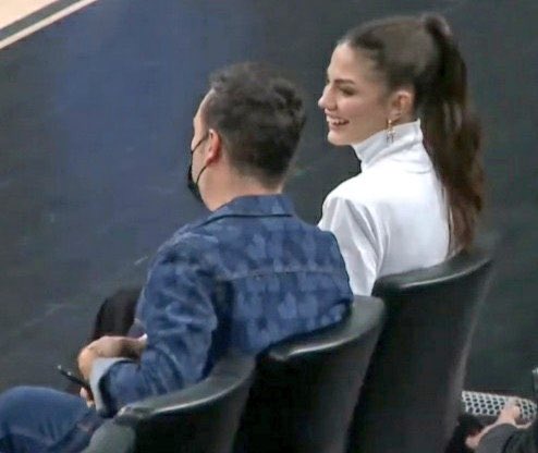 AlbitAlaron's tweet photo. Happiness 💗

#DemetÖzdemir #OğuzhanKoç https://t.co/XKFOjwDtMl