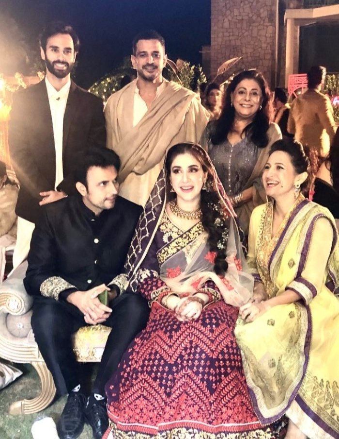 The groom squad pose for a photo with the couple 💕 #UsmanMukhtar #ZunairaInam #AmeerGillani #TaraMahmood #DaniyalRaheal #SimiRaheal