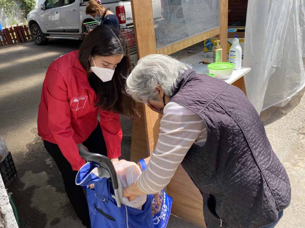 OLLAS COMUNES DE LA #RMdeTodos 
👉🏻 Hoy nuestra coordinadora regional, Javiera Sanhueza, estuvo entregando almuerzos a los vecinos de Cerro Navia, como parte del proyecto de @eligevivirsano que aporta con alimentación saludable a quienes más lo necesitan 💪🏻