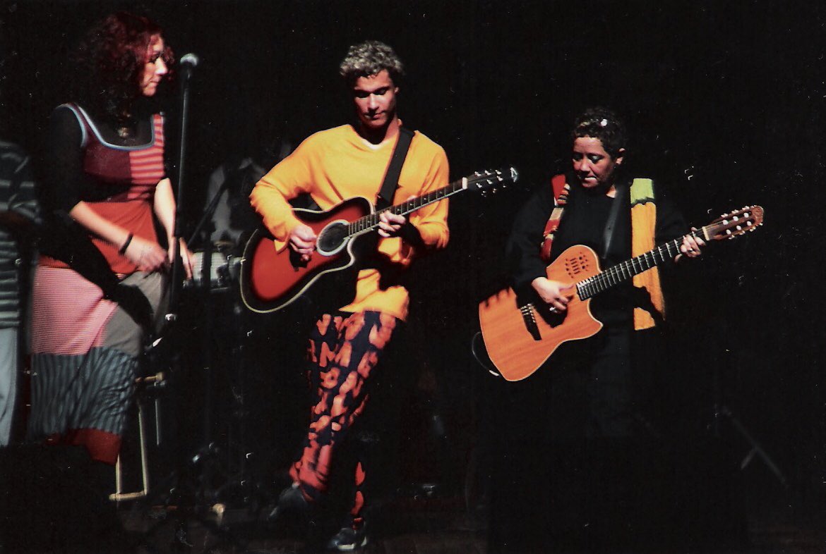 ludicamusica's tweet photo. #tbtLúdico na área!
Ano de 2003, antigo Teatro Pró-Música e o trio recém formado com a entrada de @GuttiMendes. Quem estava lá neste dia?! E quem aí se lembra o nome deste show?!
🤔🧐😏
#LúdicaMúsica #Lúdica30 #LúdicaFaz30 #MPB #MPBoa #tbt #WorldMusic #Sunce1991 #FollowUs https://t.co/WsA3Ngn7eg
