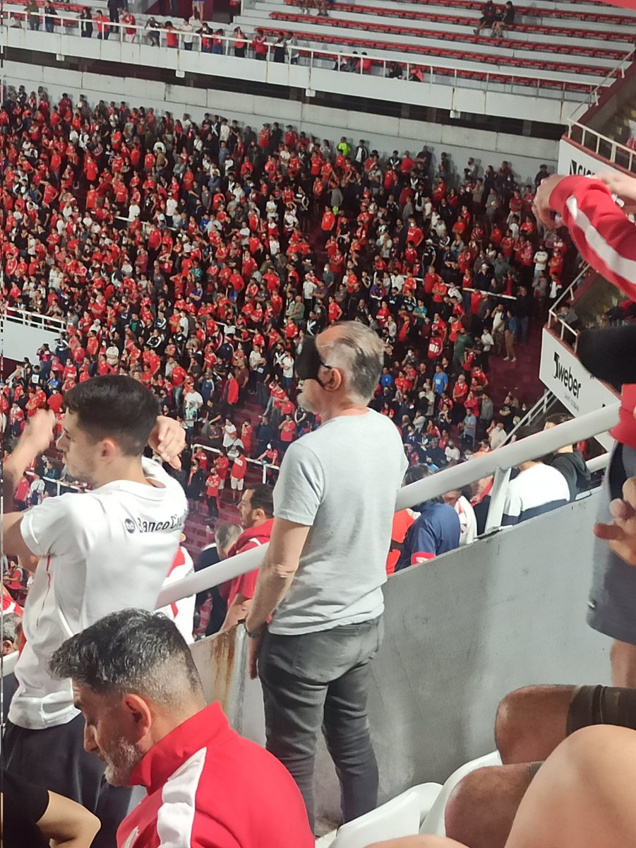 gerouriona's tweet photo. Uso correcto del tapabocas cuando juega el rojo de Falcioni. https://t.co/WggvCHphIN