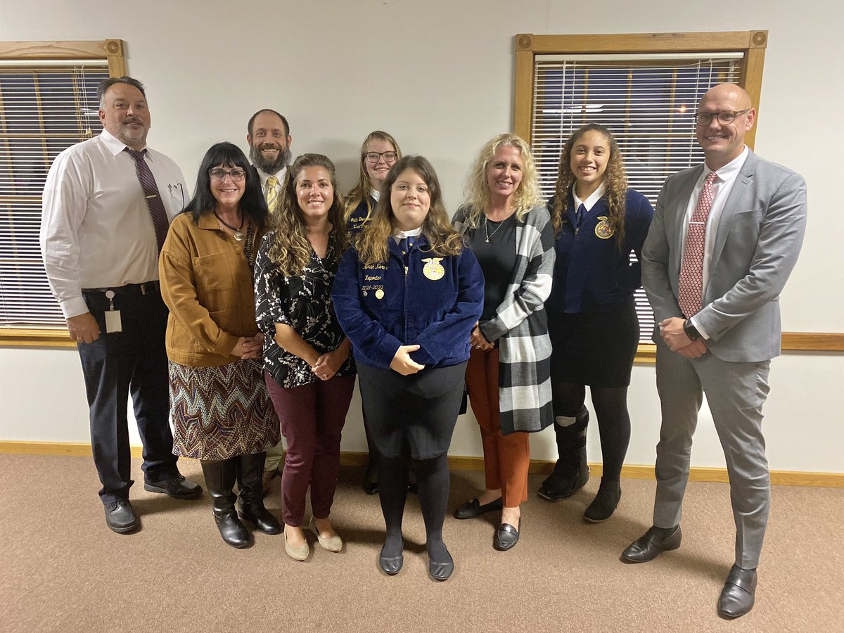 NateSever7's tweet photo. Great time this evening with @ffa_urbana @GuidanceDeptUHS and @thielc celebrating our students’ success! @UrbanaYES @UrbanaHS_OH @mrsmorganuhs #GoClimbers🙌🏼 #ffa https://t.co/5h47csnPM1