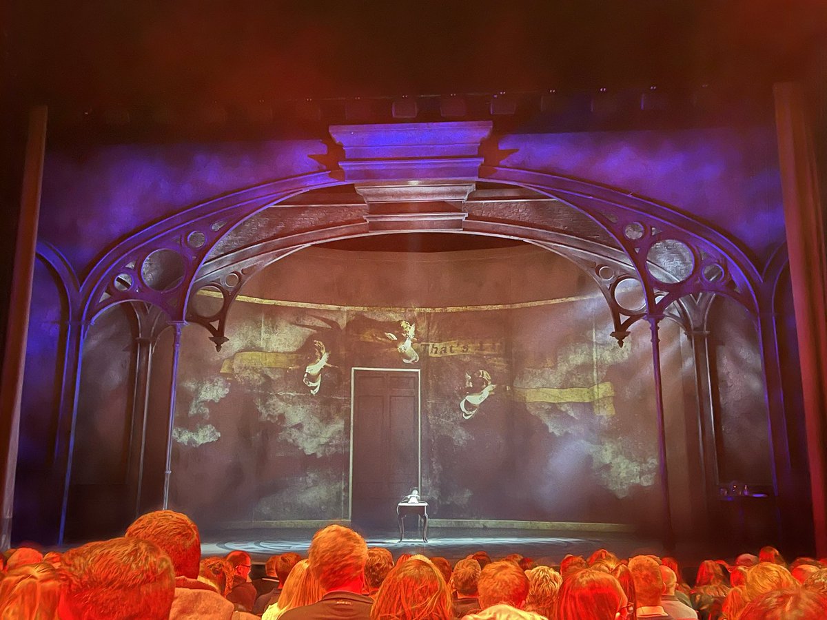 JignaVaru's tweet photo. Loved seeing @DerrenBrown at @CurveLeicester tonight! Definitely one not to miss! #showman https://t.co/ZfBWxwNEIG